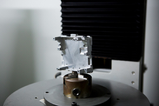 생기원이 AI 기술을 적용해 불량률 개선과 스마트 공정체계를 구축한 'ECU 케이스' 모습으로, 생기원의 기술지원을 받아 3%의 불량률을 1%로 감소시켰다.  생기원 제공